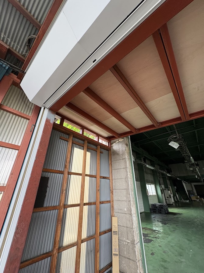 工場前室の新設工事の屋根工事