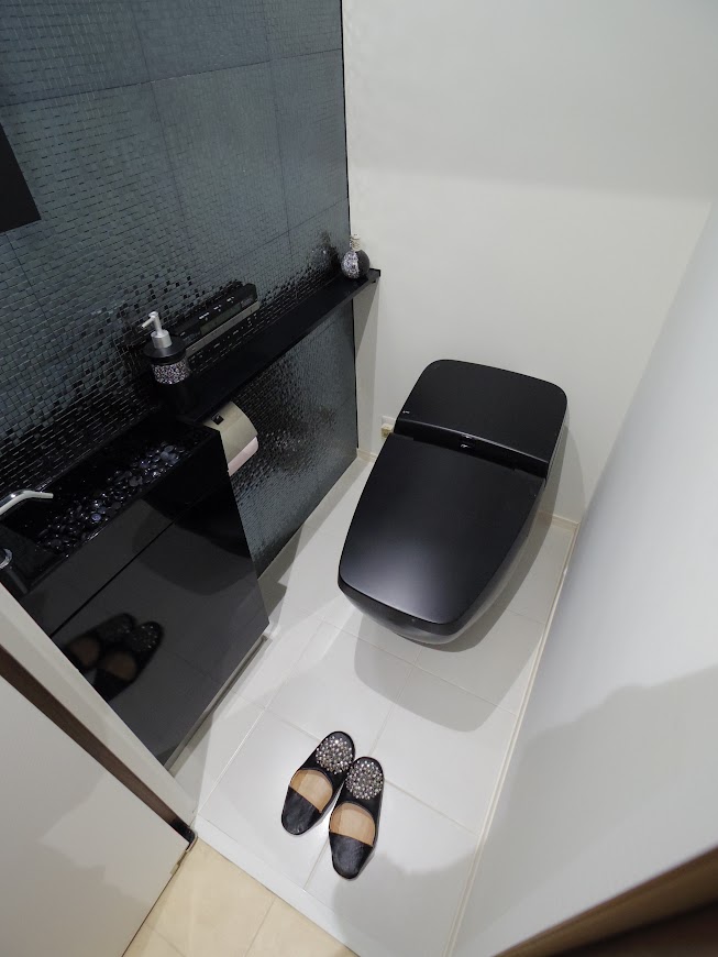 トイレの壁にもタイル貼り